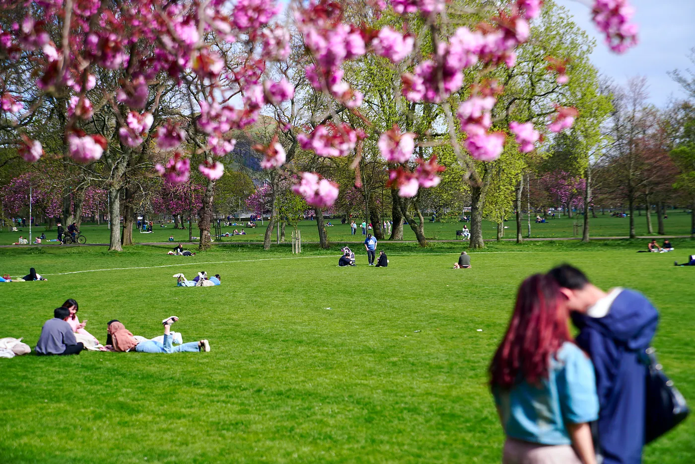 People spread across the sprawling links.
