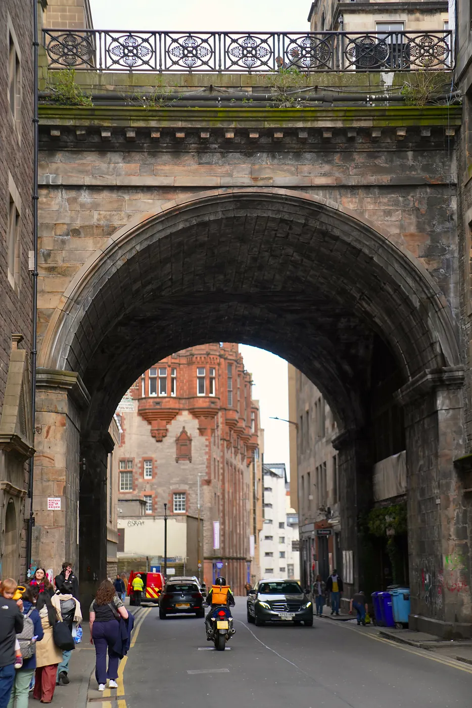 The George IV bridge leading to High Street.