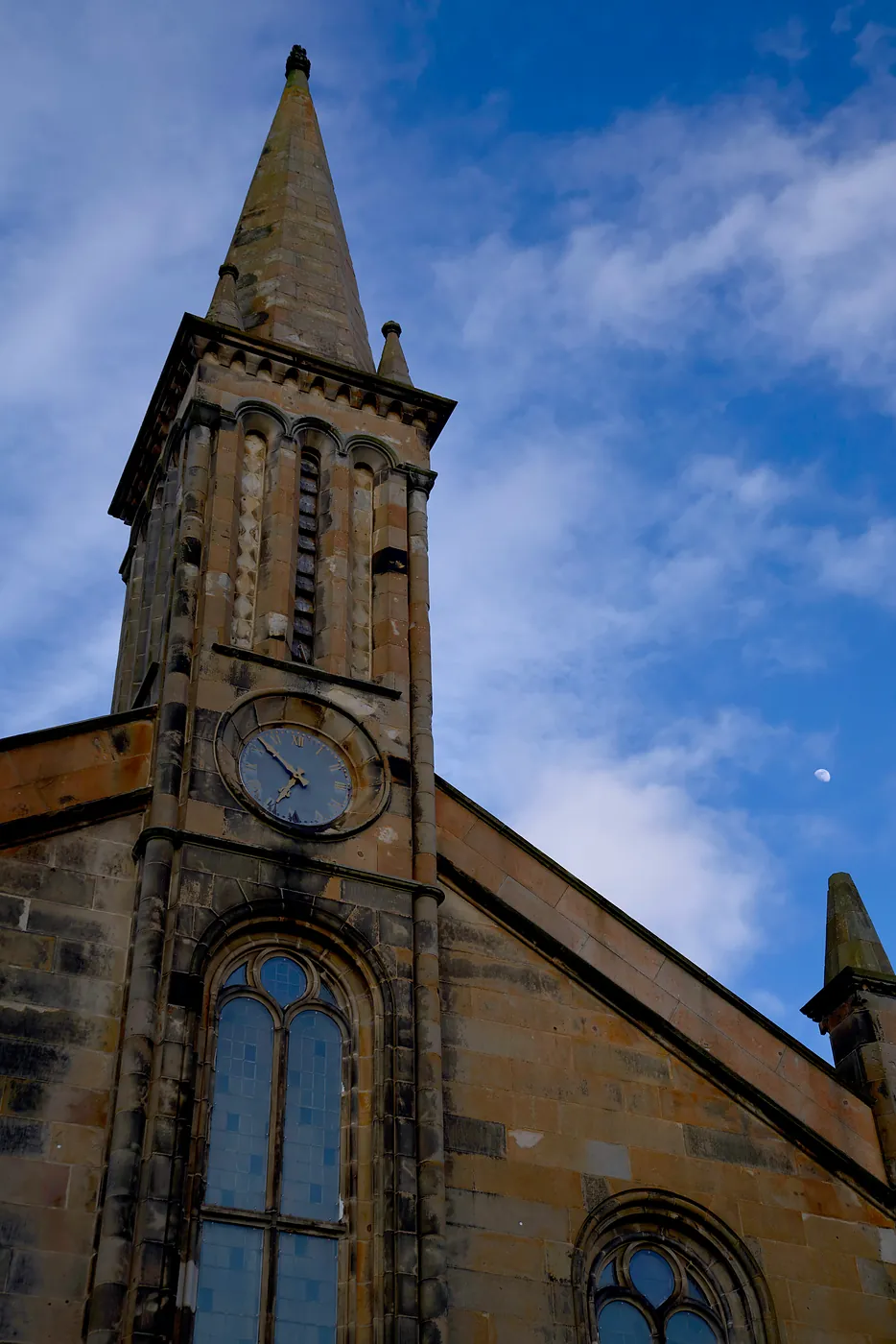 The top of the Chalmers' Church with the moon visible.