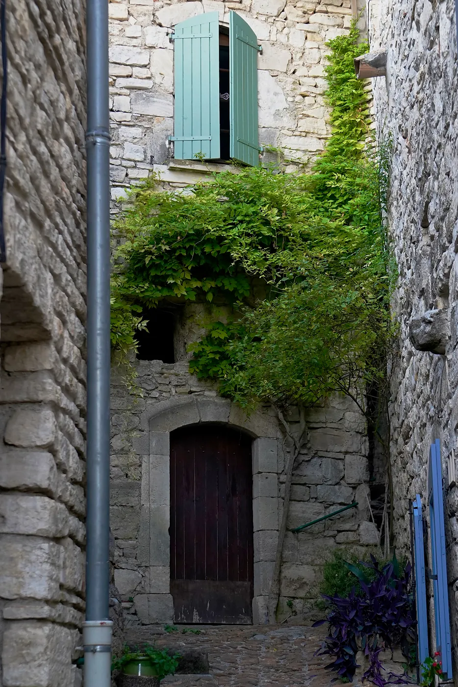 A thin alleyway ('impasse' in French) leading to a quiet residence.